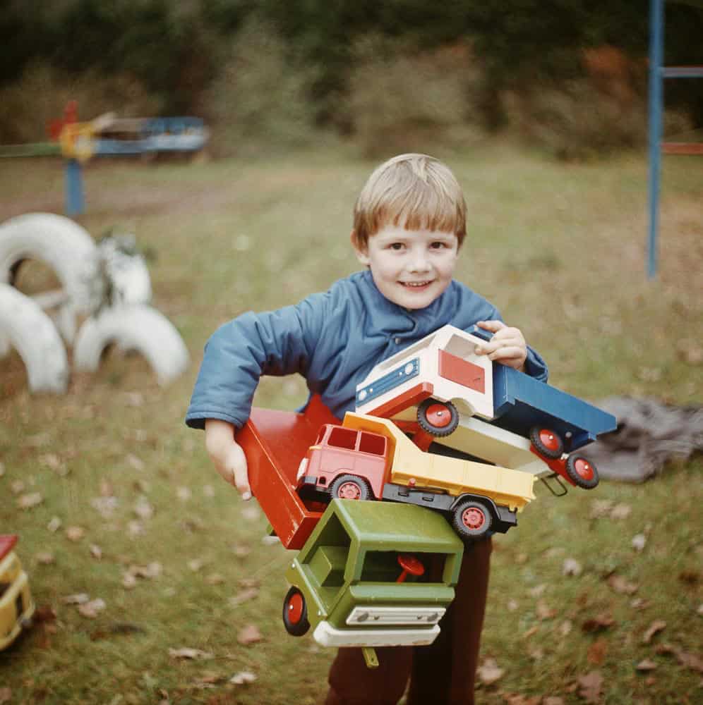 Im Kinderheim Bad Saarow trägt ein Junge Spielzeuglaster auf seinem Arm. Foto- Morgenstern ddrbildarchiv.de