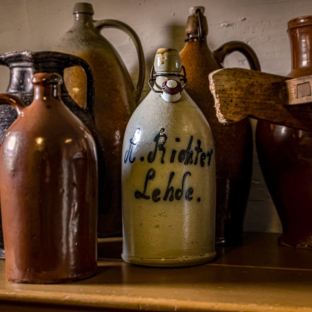Keramikflaschen Sammlung Freilandmuseum Lehde Foto: Koch