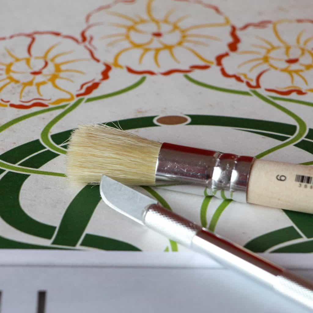 Kreative Wandgestaltung mit Schablonen- und Wickeltechnik im Freilandmuseum Lehde, Foto Museum OSL/ Ehrhardt